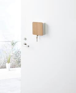 Biała półka na klucze z drzwiczkami ze sklejki Yamazaki Rin