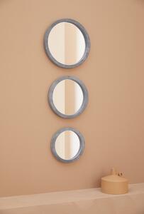 Trzy okrągłe lustra każde w innym rozmiarze, szaro-betonowe