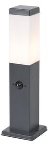 Lampa zewnętrzna ciemnoszara ze szkłem opalowym 45 cm IP44 z gniazdem i czujnikiem ruchu - Malios