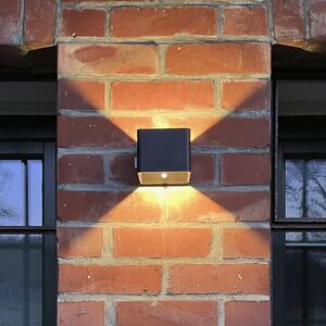 Brilliant Akumulatorowy kinkiet zewnętrzny LED Iseo, czarny, szerokość 10 cm, czujnik