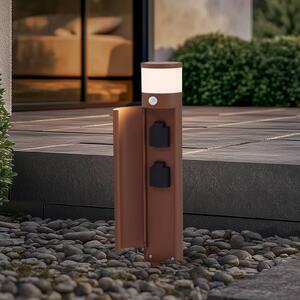 Lucande Lampa cokołowa Corban, rdza, czujnik, gniazdka, IP44 Corban Lucande, możliwość ściemniania, brązowy / rdzawy, aluminium, nowoczesny