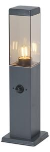 Lampa zewnętrzna ciemnoszara z przydymionym szkłem 45 cm IP44 z gniazdem i czujnikiem ruchu - Malios