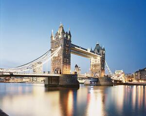 Fotografia Tower Bridge and city of London at dusk, Gary Yeowell