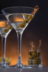 Fotografia Two glasses of martini with olives, kajakiki