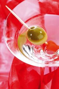 Fotografia Glass of Martini with green olive close-up, Creativ Studio Heinemann