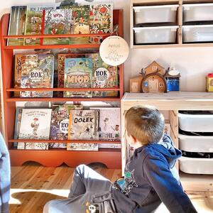 Drewniany regał biblioteczka stojąca z rustykalnym dekorem głębsza