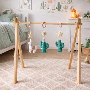 Baby Gym Alpaka i Kaktus – drewniany stojak Montessori dla niemowląt