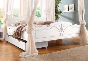 Piękne drewniane łóżko z romantycznymi zdobieniami