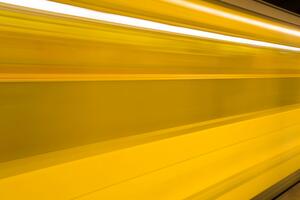 Żółty pociąg metro ruch blask światło Okleina na ścianę Żółty pociąg metro ruch blask światło