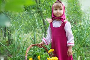 Mała dziewczyna w stroju wiejskim koszyk kwiaty trawa Okleina na ścianę mała dziewczyna w stroju wiejskim koszyk kwiaty trawa