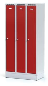 Metalowa szafka ubraniowa trzydrzwiowa, na cokole, czerwone drzwi, zamek obrotowy