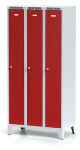 Metalowa szafka ubraniowa trzydrzwiowa, na nogach, czerwone drzwi, zamek cylindryczny