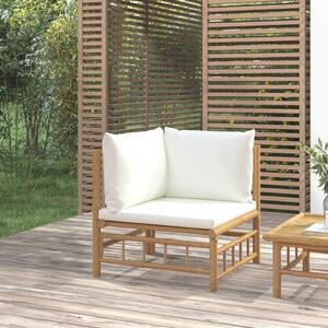 Ogrodowa sofa narożna, kremowe poduszki, bambus
