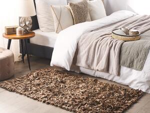Ręcznie tkany dywan skórzany shaggy 80 x 150 cm beżowy Mut Beliani