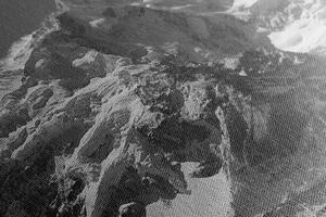 Obraz piękny szczyt górski w wersji czarno-białej