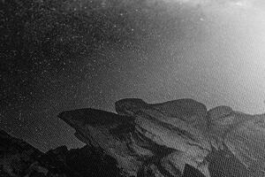 Obraz rozgwieżdżone niebo nad skałami w wersji czarno-białej