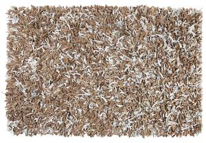 Ręcznie tkany dywan skórzany shaggy 140 x 200 cm brązowy z szarym Mut Beliani