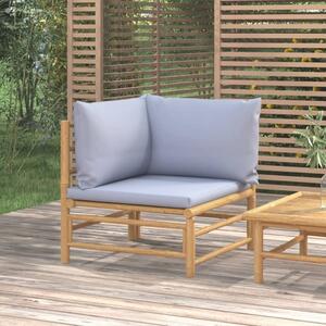 Narożna sofa ogrodowa z jasnoszarymi poduszkami, bambusowa
