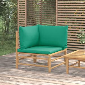 Narożna sofa ogrodowa z zielonymi poduszkami, bambusowa
