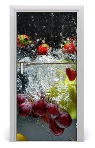 Naklejka na drzwi samoprzylepna Owoce pod wodą