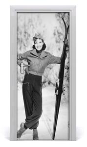 Naklejka fototapeta na drzwi Kobieta z nartami