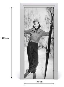 Naklejka fototapeta na drzwi Kobieta z nartami