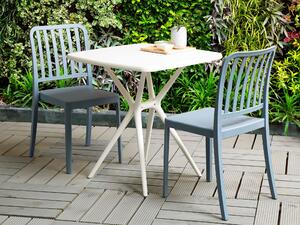 Zestaw balkonowy ogrodowy plastikowy stół i 2 krzesła niebieski z białym Sersale Beliani