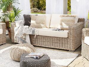 Sofa ogrodowa brązowa rattanowa dwuosobowa białe poduchy Ardea Beliani