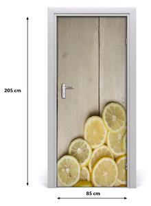 Naklejka na drzwi samoprzylepna Cytryny na drewnie