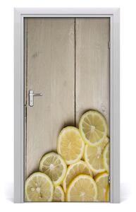 Naklejka na drzwi samoprzylepna Cytryny na drewnie