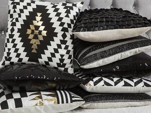 Komplet 2 poduszek dekoracyjnych 45x45 cm wzór w jodełkę czarno-biały Helconia Beliani
