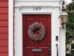 Dekoracyjny wianek kwiatowy na drzwi okrągły 50 cm fioletowy Telde Beliani