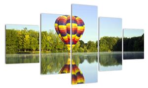 Obraz balonu na ogrzane powietrze nad jeziorem (125x70 cm)