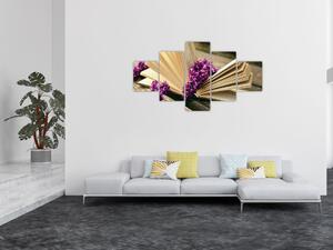Obraz książki i fioletowych kwiatów (125x70 cm)