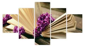 Obraz książki i fioletowych kwiatów (125x70 cm)
