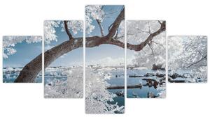 Obraz ośnieżonego drzewa nad wodą (125x70 cm)