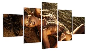 Obraz kobiety leżącej na plaży (125x70 cm)
