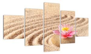 Obraz kamienia z kwiatem na piasku (125x70 cm)