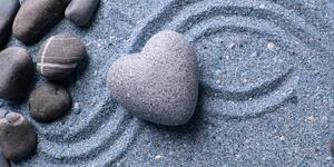 Obraz serce z kamienia na piaszczystym tle