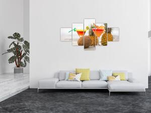 Obraz ananasów i szklanek na plaży (125x70 cm)