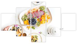 Obraz talerzy z owocami na stole (125x70 cm)
