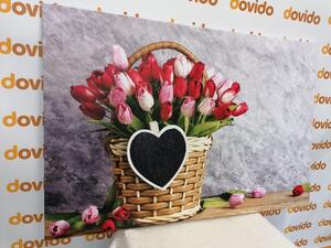 Obraz czerwone tulipany w drewnianym koszu