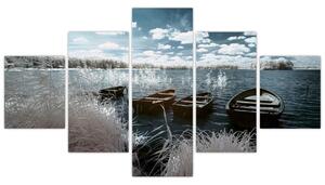 Obraz - Drewniane łodzie na jeziorze (125x70 cm)