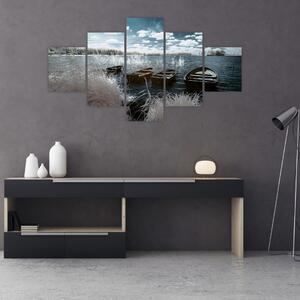 Obraz - Drewniane łodzie na jeziorze (125x70 cm)