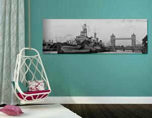 Obraz piękna łódź na Tamizie w Londynie w wersji czarno-białej