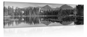 Obraz wspaniała panorama gór nad jeziorem w wersji czarno-białej