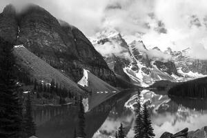 Obraz piękny górski krajobraz w wersji czarno-białej