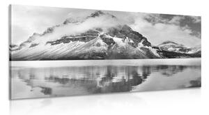 Obraz jezioro w pobliżu pięknej góry w wersji czarno-białej