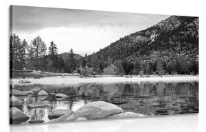 Obraz jezioro w pięknej okolicy w wersji czarno-białej