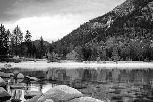 Obraz jezioro w pięknej okolicy w wersji czarno-białej